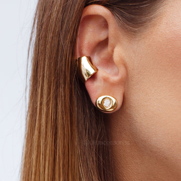 Brinco oval menor cristal entorno liso e banho de ouro 18k