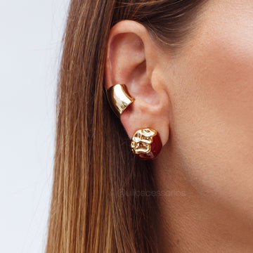 Brinco oval orgânico duo esmaltado com marrom e banho de ouro 18k
