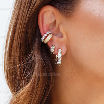 Brinco argola menor cravejada com detalhe X dourado e banho de ródio branco