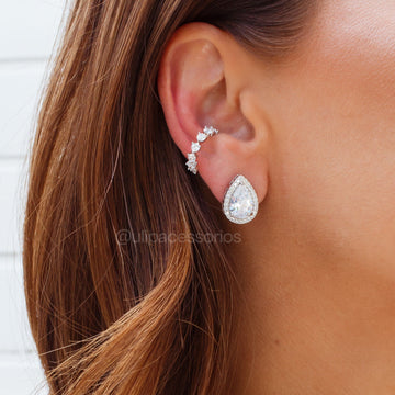 Brinco gota G com zircônia cristal, entorno cravejado e banho de ródio branco