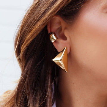 Brinco triangular maior com banho de ouro 18k