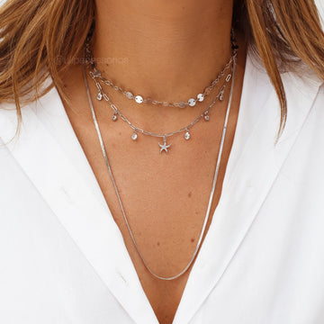 Colar choker medalhas com banho de ródio branco