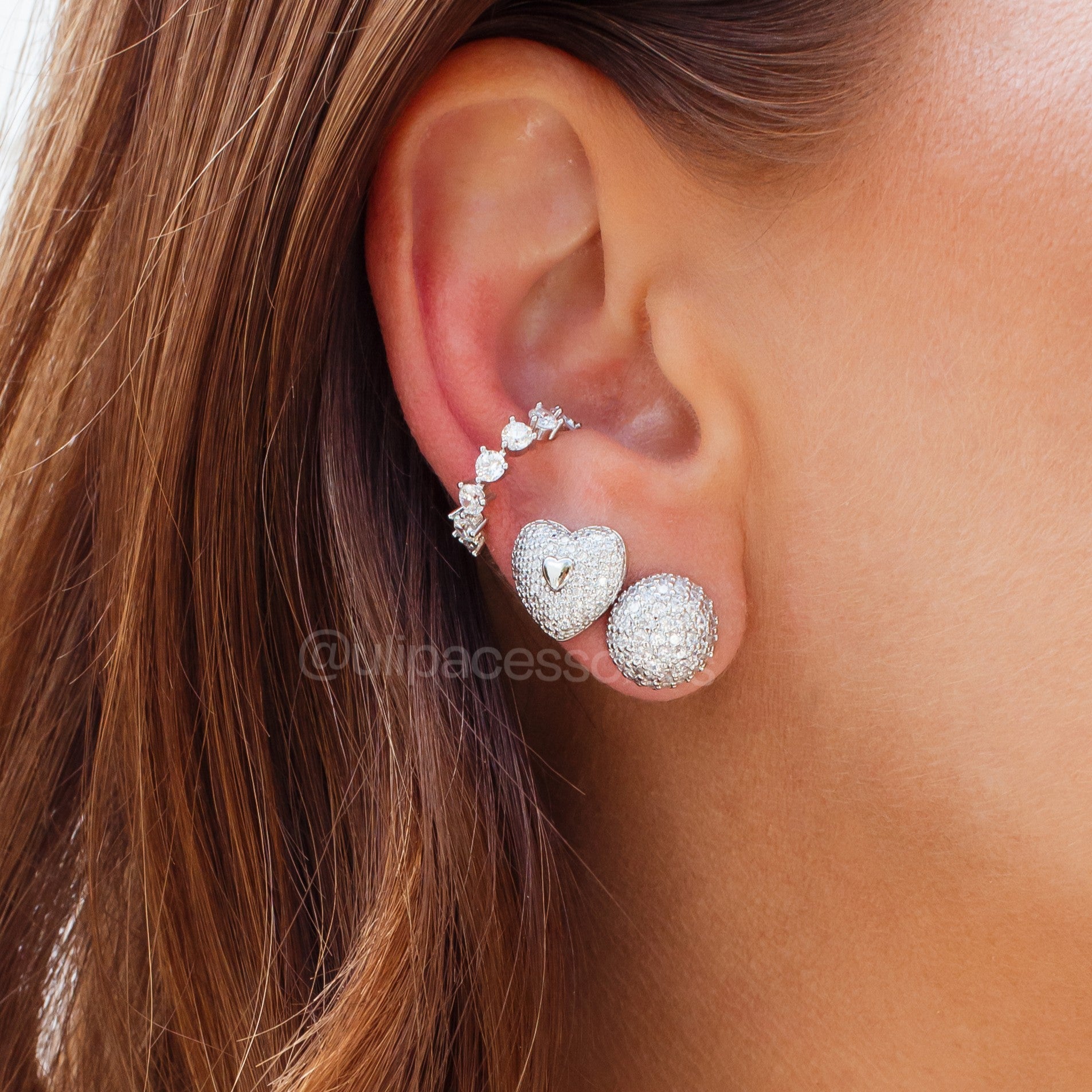 Brinco oval cravejado abaloado com banho de ródio branco