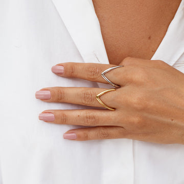 Anel V liso com banho de ouro 18k
