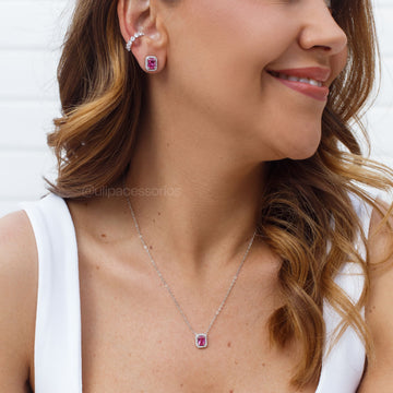 Conjunto retangular com zircônia turmalina rosa entorno cravejado e banho de ródio branco