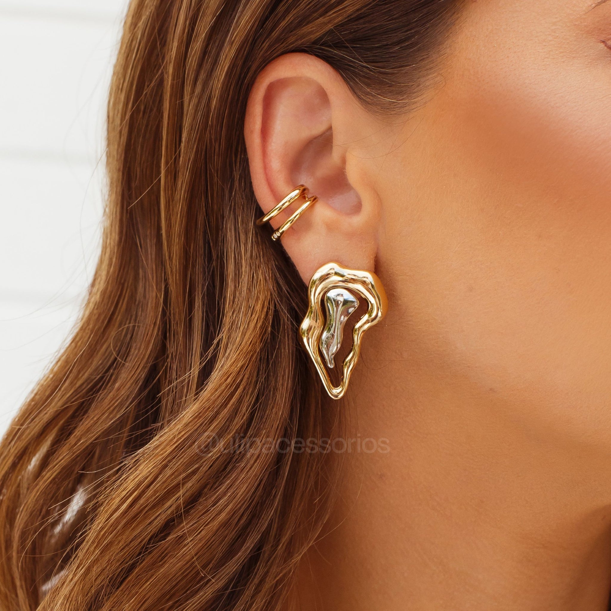 Brinco gota alongada orgânica com mistura de banhos