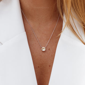 Colar solitário oval 8mm com zircônia citrino e banho de ródio branco