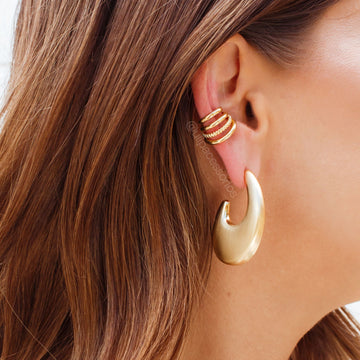 Brinco argola vírgula slim com acabamento fosco e banho de ouro 18k