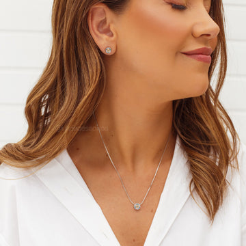 Conjunto oval cravação colorida com banho de ródio branco