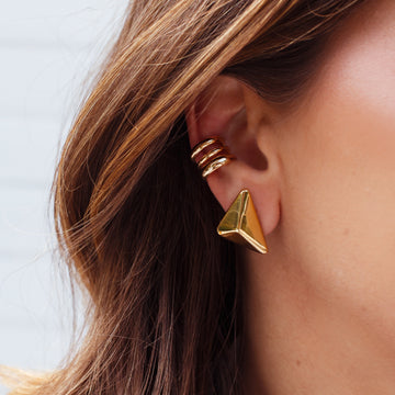 Brinco triangular menor com banho de ouro 18k