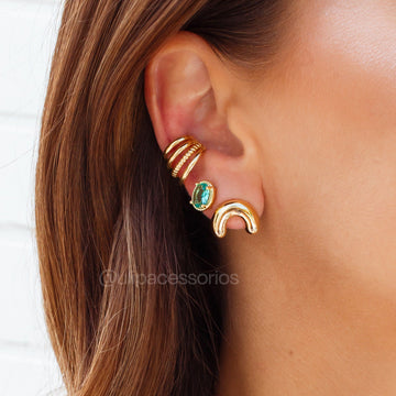 Brinco em forma de C liso com banho de ouro 18k