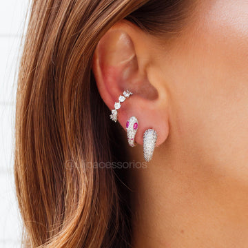 Brinco argola snake cravejada com detalhe pink e banho de ródio branco