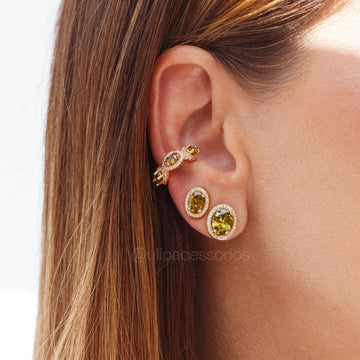 Brinco oval maior peridoto entorno cravejado e banho de ouro 18k