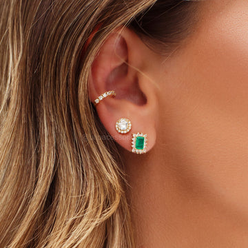 Brinco oval ponto de luz entorno cravejado com zirconia cristal com banho de ouro 18k