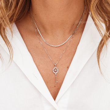 Colar choker ovais achatados lisos com banho de ródio branco