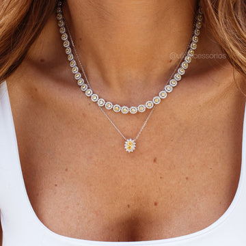 Colar com zircônia oval na cor citrino entorno cravejado e banho de ródio branco