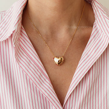 Colar relicário coração com lateral colorida e banho de ouro 18k