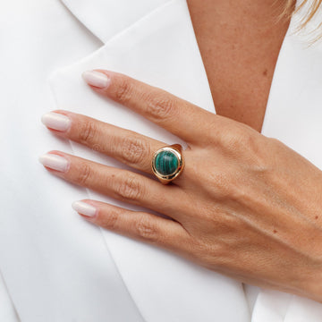 Anel oval malaquita com banho de ouro 18k