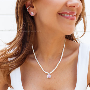 Conjunto pérola com pingente quadrado rosa e banho de ródio branco