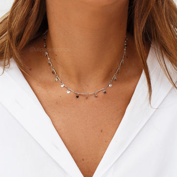 Colar choker medalhas e canutilhos com banho de ródio branco
