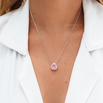 Colar gota rosa entorno cravejado com banho de ródio branco