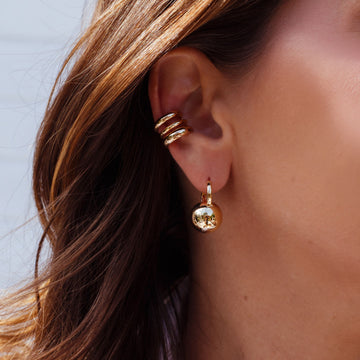 Brinco argola com esfera com banho de ouro 18k
