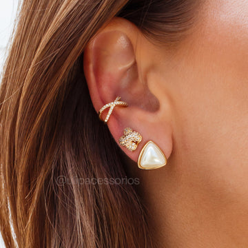 Brinco pérola triangular com banho de ouro 18k