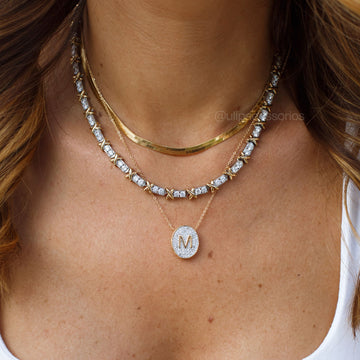 Colar medalha letra com banho de ouro 18k