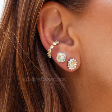 Brinco oval com zircônia na cor citrino com entorno cravejado e banho de ródio branco