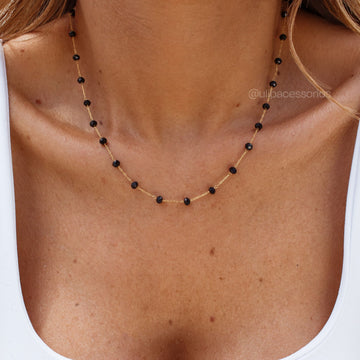 Colar esferas pretas e banho de ouro 18k