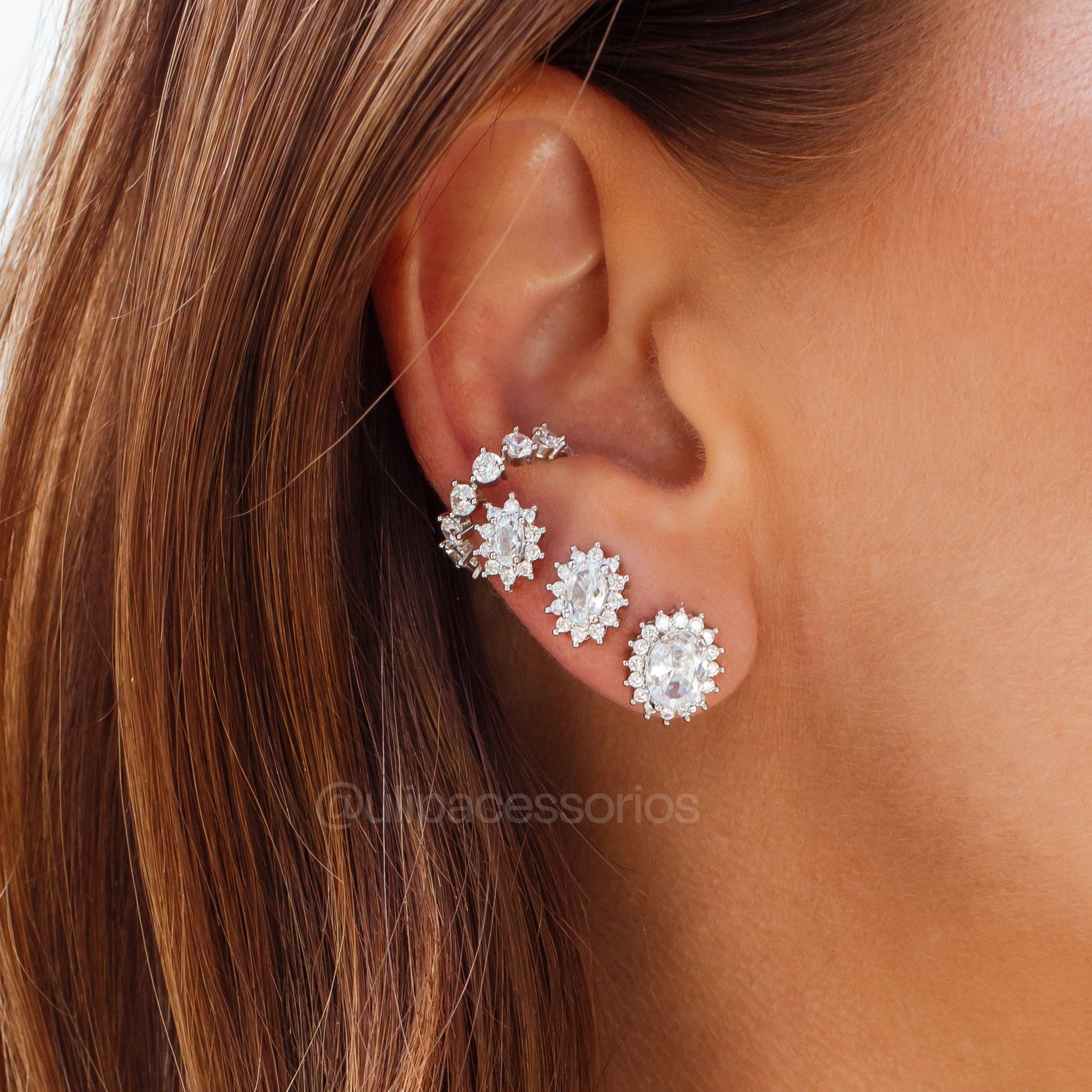 Brinco trio oval cristal entorno cravejado com banho de ródio banco