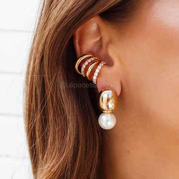 Brinco oval liso com pérola pendurada e banho de ouro 18k