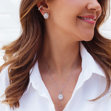 Conjunto oval com zircônia cristal entorno cravejado com banho de ródio branco