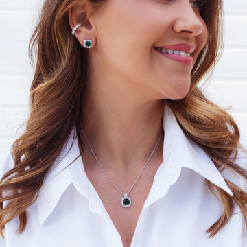 Conjunto quadrado com zircônia esmeralda, entorno cravejado e banho de ródio branco
