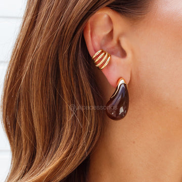 Brinco gota resina café com banho de ouro 18k