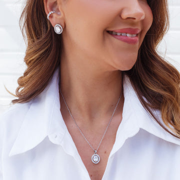 Conjunto oval luxo com zircônia cristal entorno cravejado com banho de ródio branco