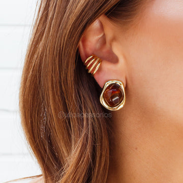 Brinco orgânico resina marrom com entorno base dourada banhada em ouro 18k