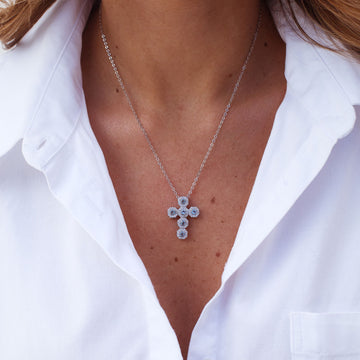 Colar crucifixo topázio com banho de ródio branco
