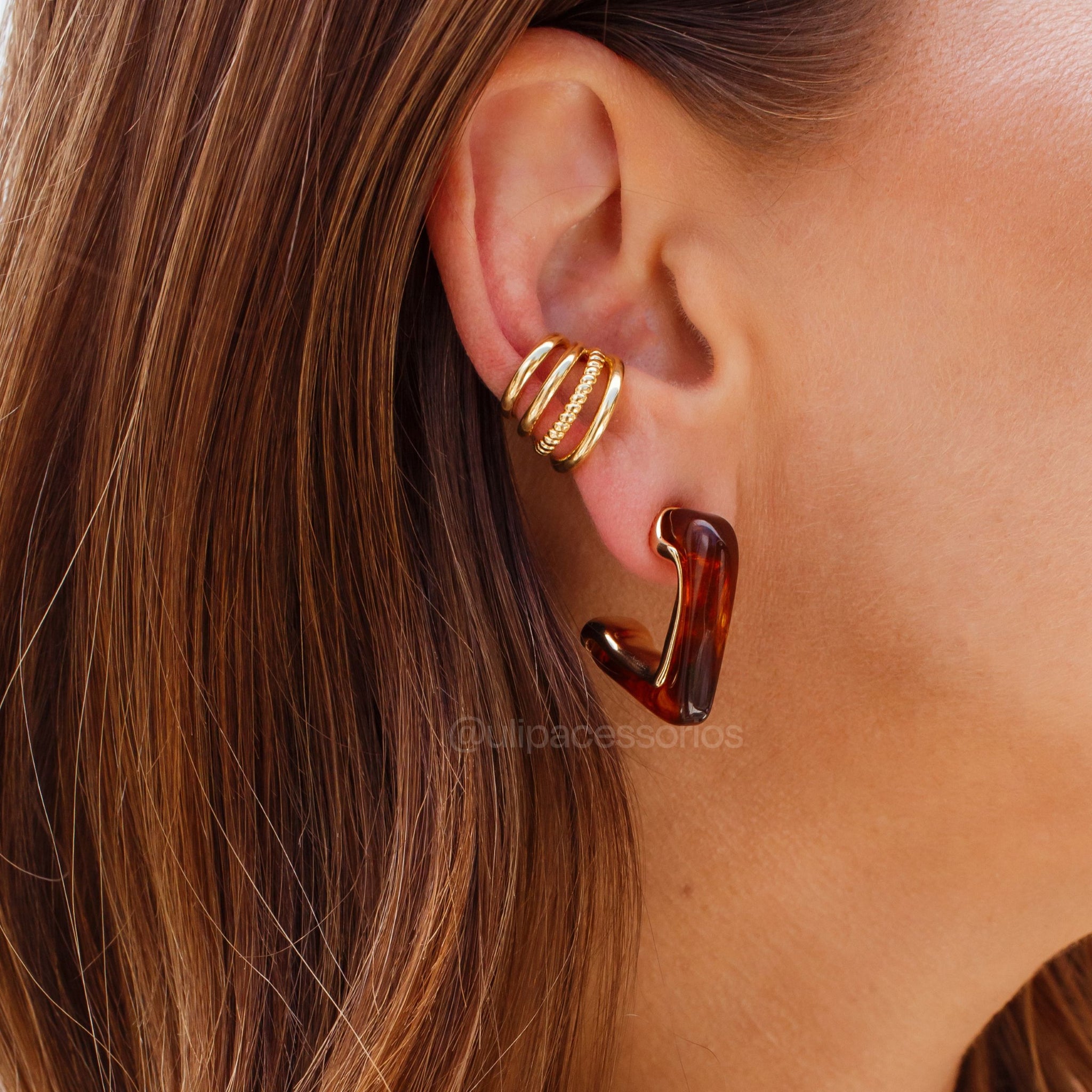 Brinco argola resina marrom com banho de ouro 18k