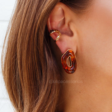Brinco orgânico oval vazado com resina marrom e banho de ouro 18k