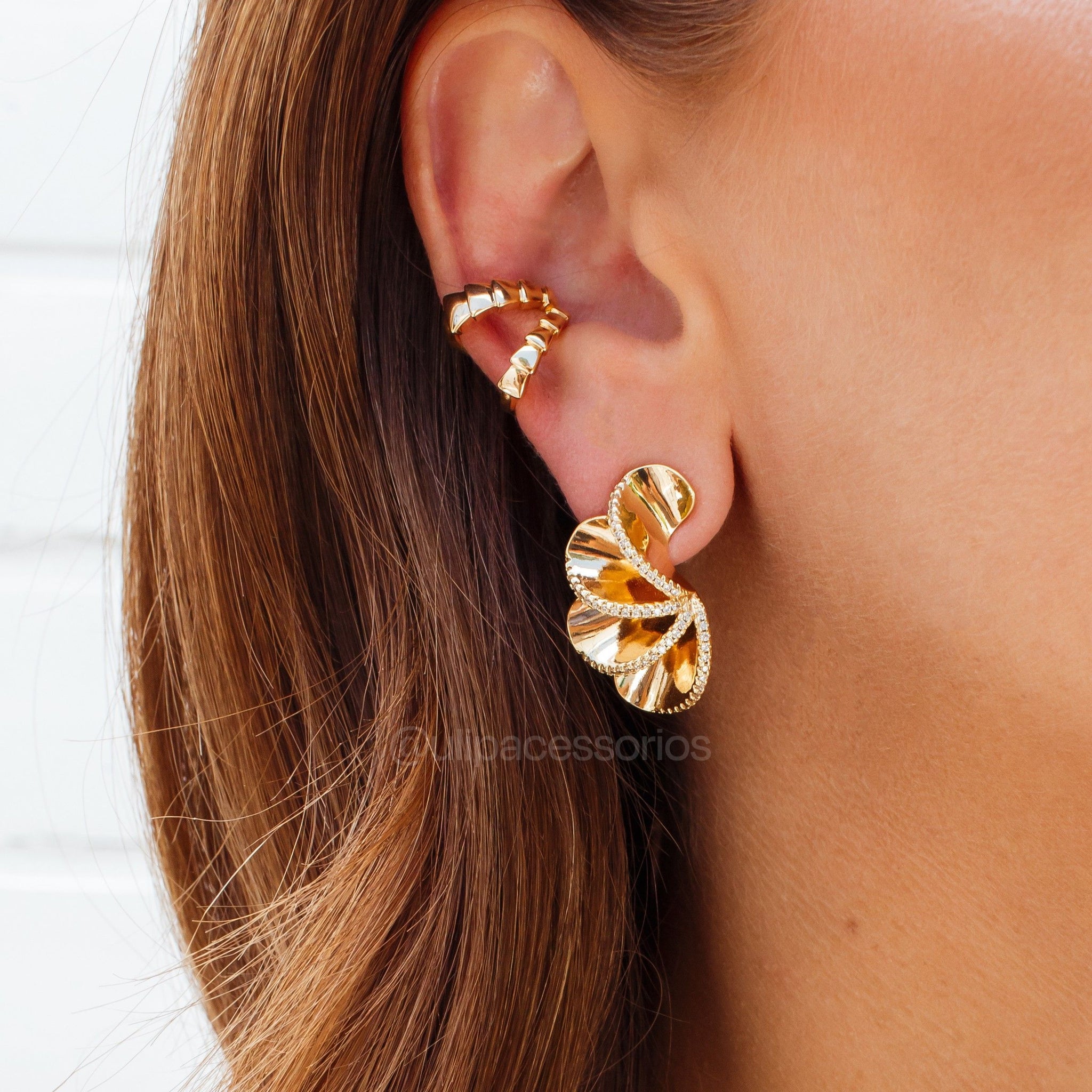 Brinco camadas detalhe cravejado com banho de ouro 18k