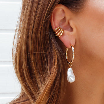 Brinco argola com pérola barroca e banho de ouro 18k