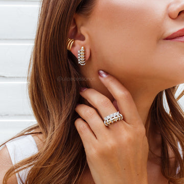 Anel dourado com linhas em ródio branco e zircônia cristal