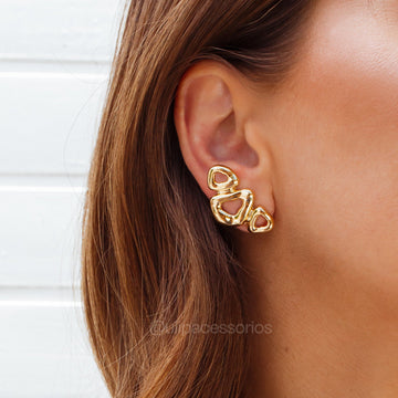 Brinco ear cuff triângulos orgânicos vazados com banho de ouro 18k