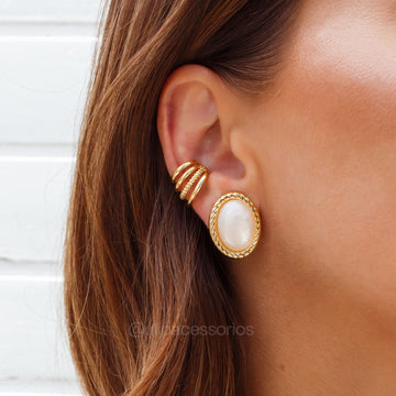 Brinco oval na cor madrepérola com banho de ouro 18k