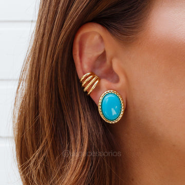 Brinco oval na cor turquesa com banho de ouro 18k