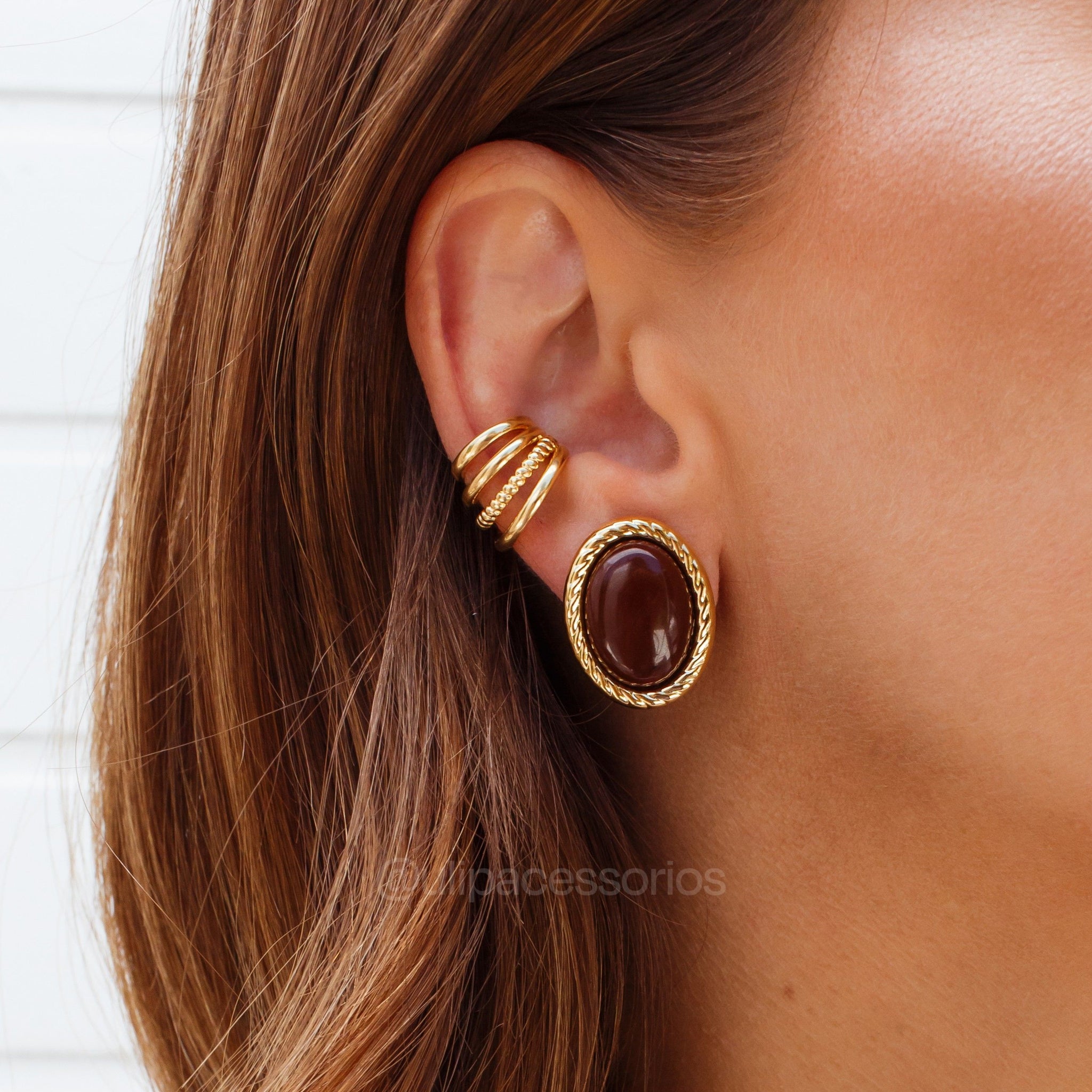 Brinco oval marrom com banho de ouro 18k