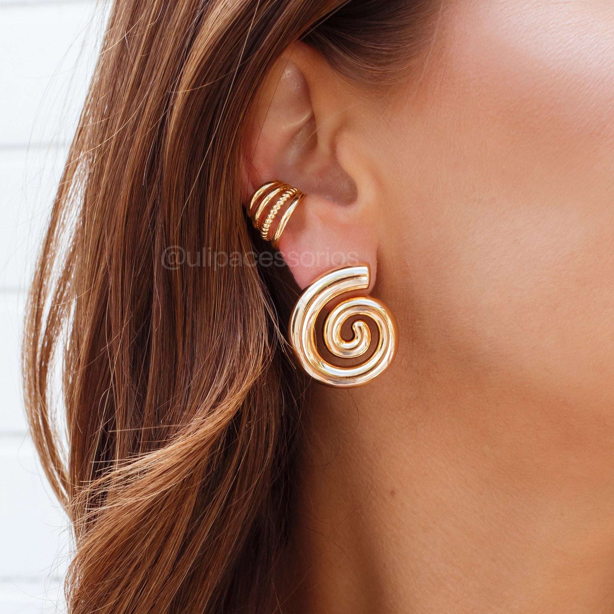 Brinco caracol liso com banho de ouro 18k