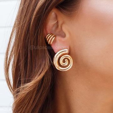 Brinco caracol liso com banho de ouro 18k