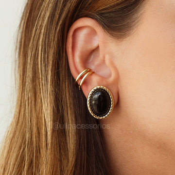 Brinco oval com resina preta com banho de ouro 18k
